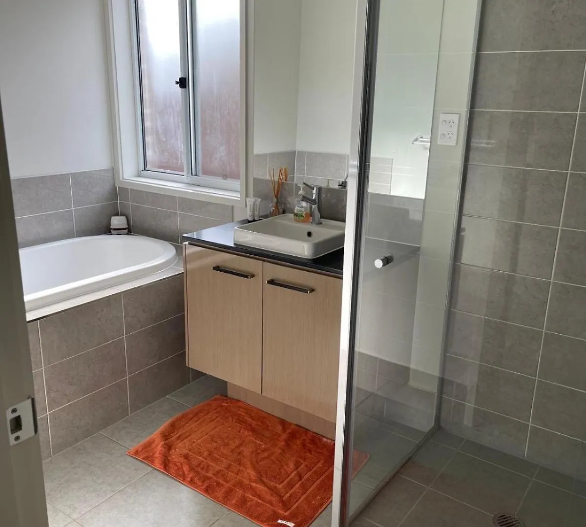 Modern Four Bedroom Holiday Home Available In Deebing Heights Loamside 0*,  Australia