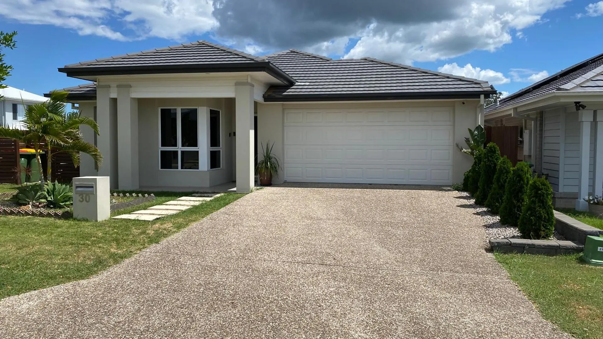 Modern Four Bedroom Holiday Home Available In Deebing Heights Loamside